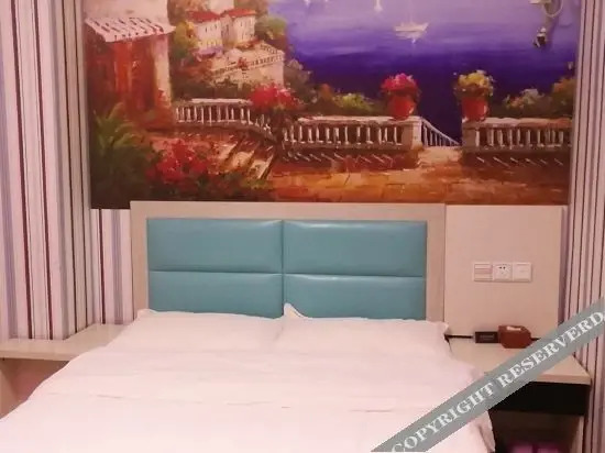 Уху: 80 90 Holiday Hotel