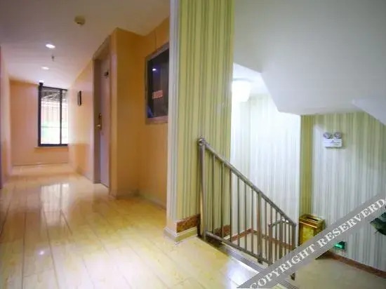 Уху: 80 90 Holiday Hotel