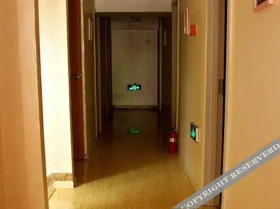 Уху: 80 90 Holiday Hotel