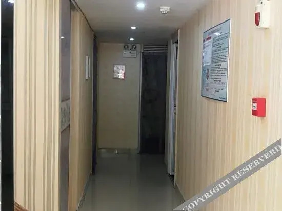 Уху: 80 90 Holiday Hotel