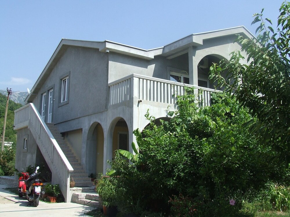 Зеленика: Apartments Lazović