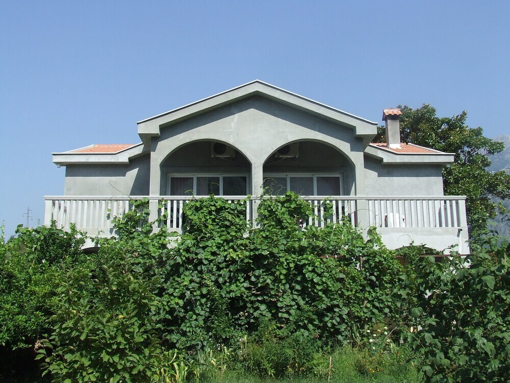 Зеленика: Apartments Lazović