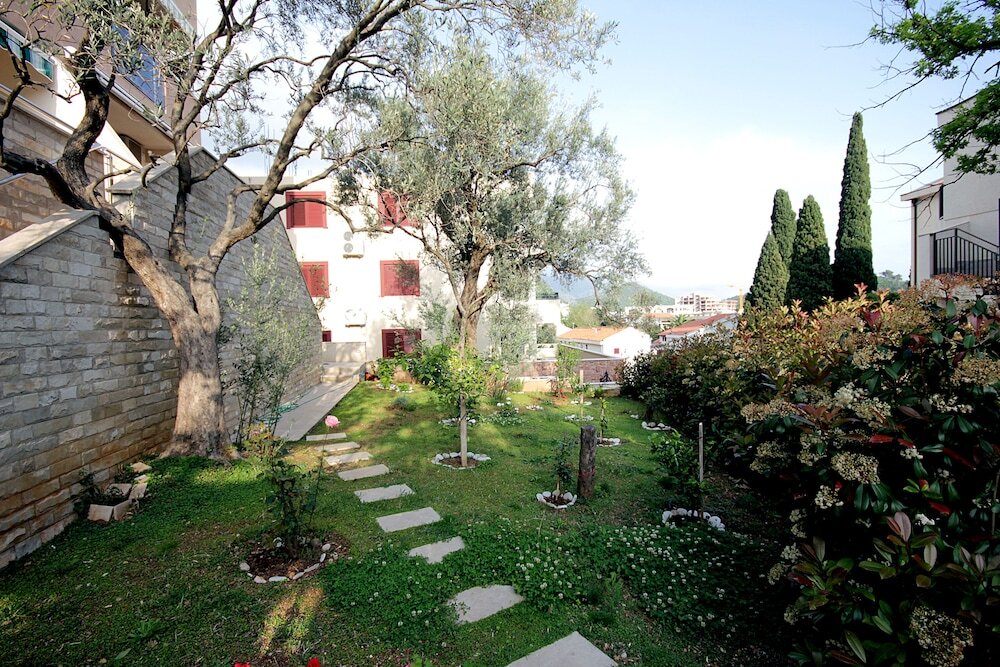 Петровац: Apartments Mirista