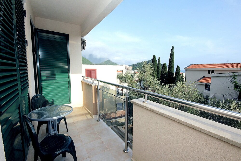 Петровац: Apartments Mirista