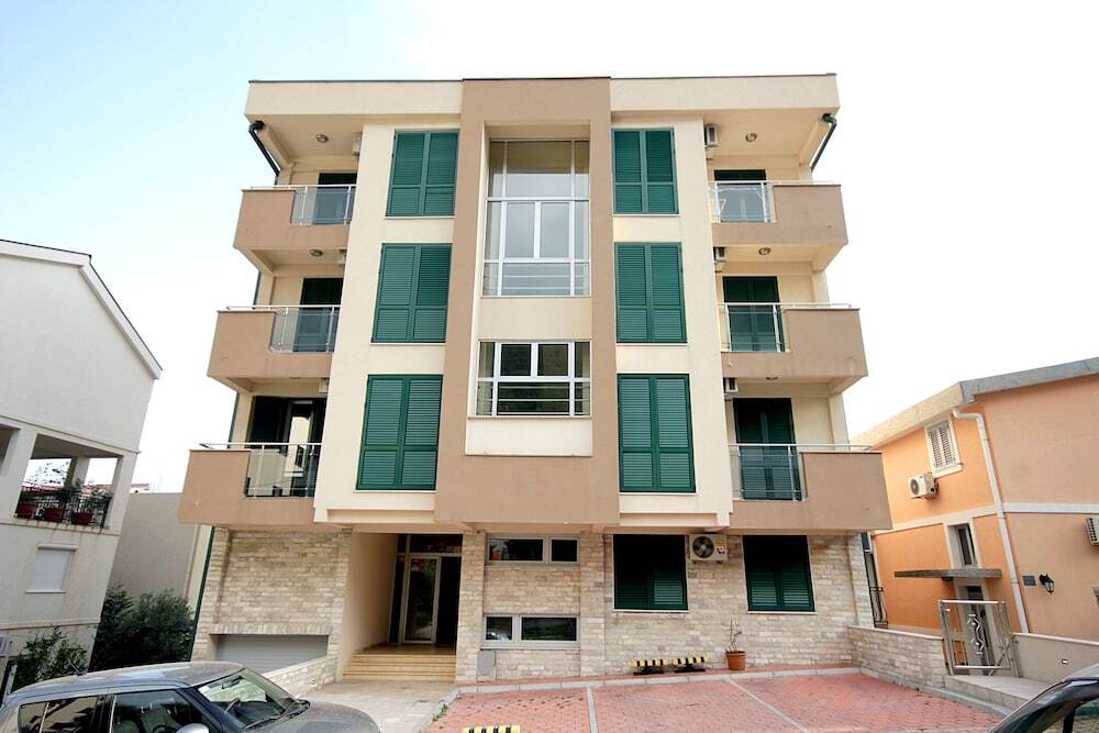 Петровац: Apartments Mirista