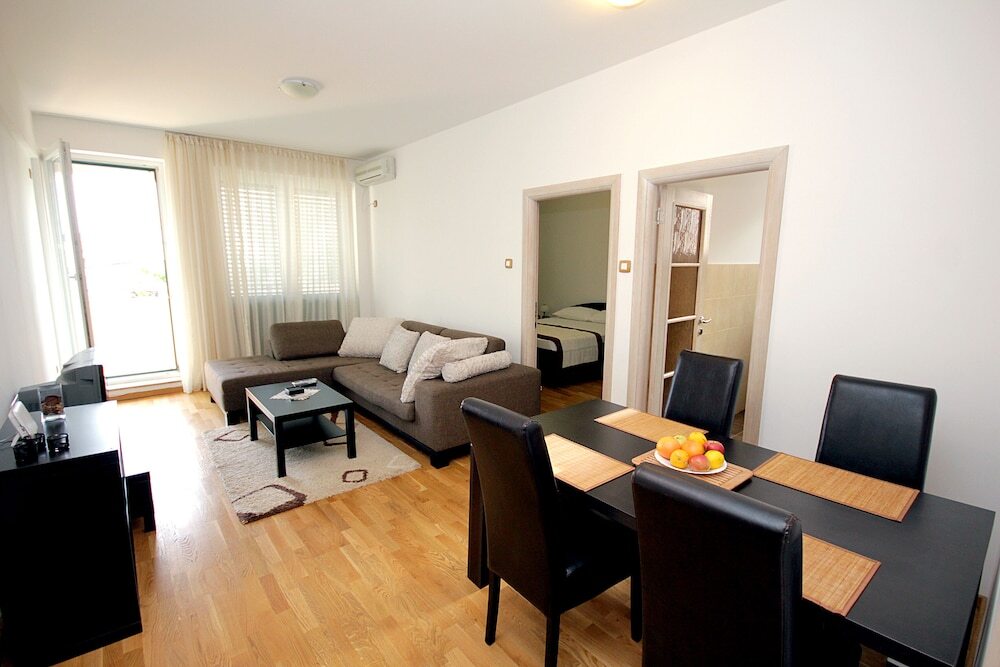 Петровац: Apartments Mirista