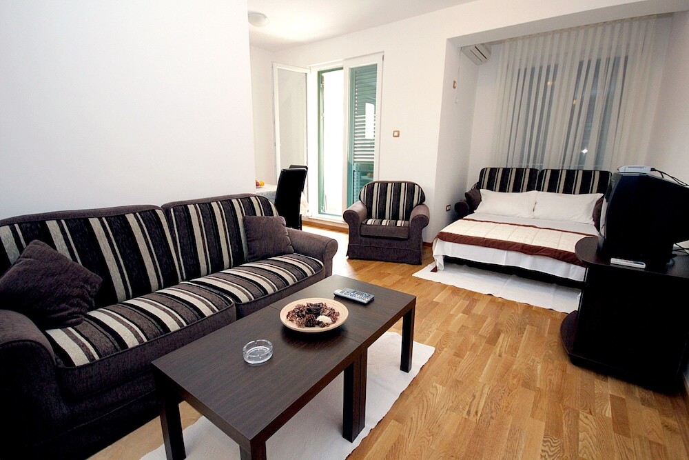 Петровац: Apartments Mirista