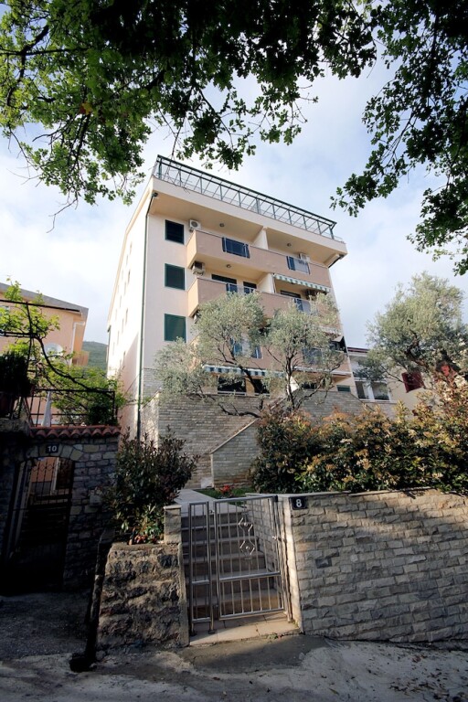Петровац: Apartments Mirista