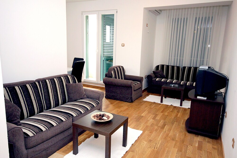 Петровац: Apartments Mirista
