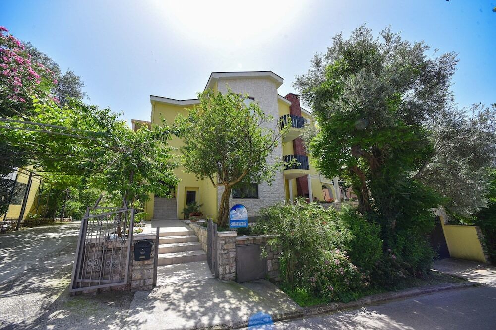 Петровац: Apartments Calenic