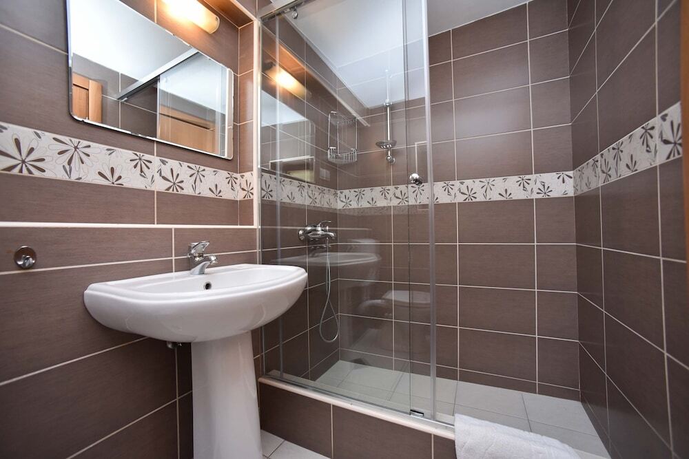 Петровац: Apartments Calenic