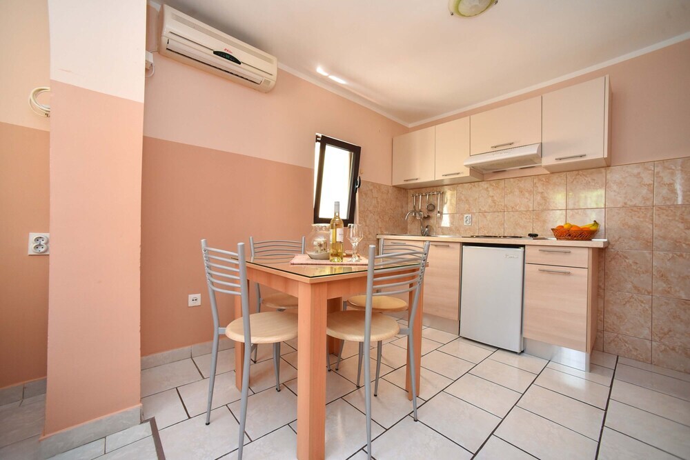 Петровац: Apartments Calenic