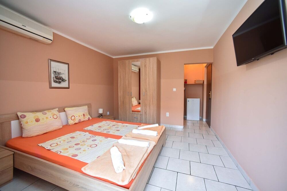 Петровац: Apartments Calenic