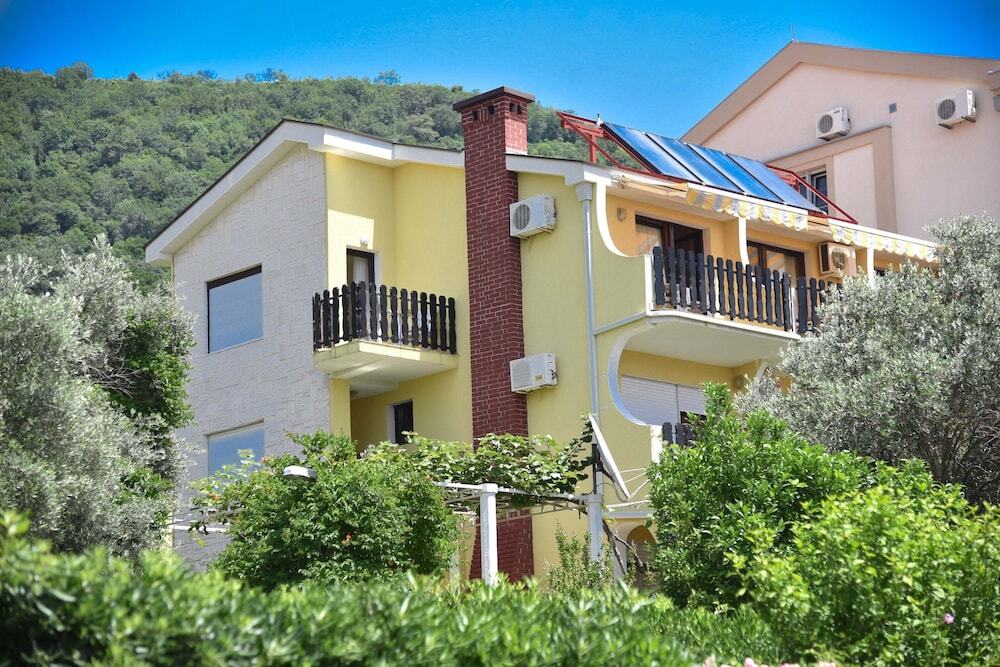 Петровац: Apartments Calenic
