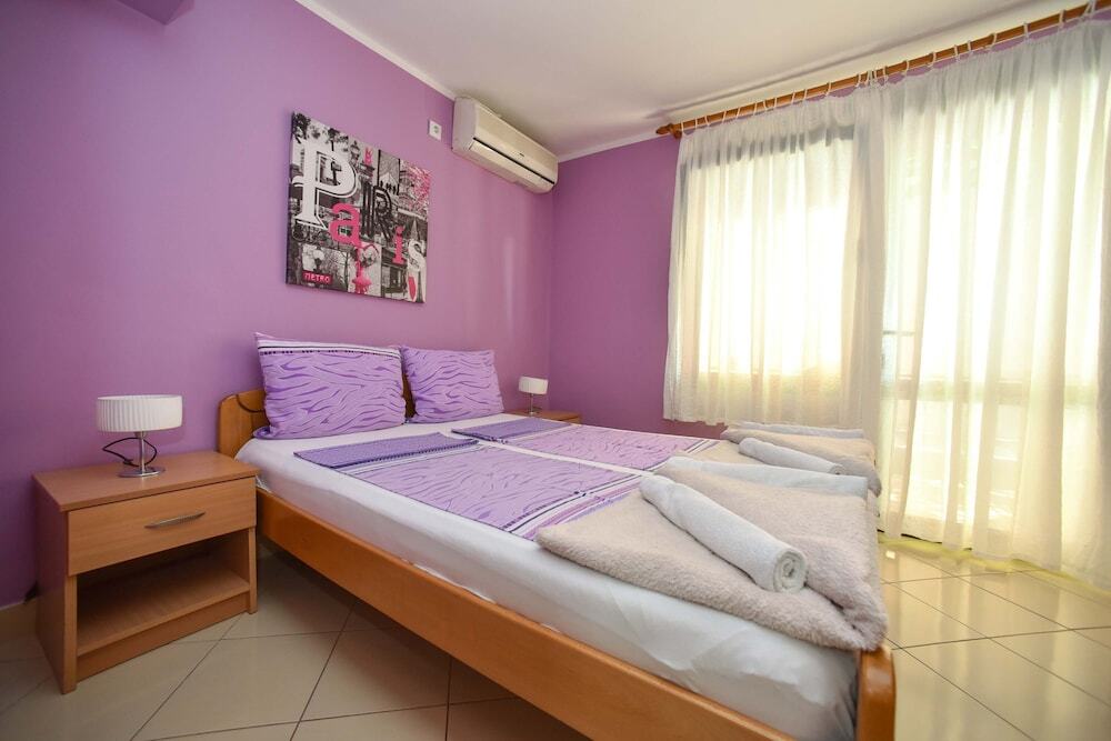 Петровац: Apartments Calenic