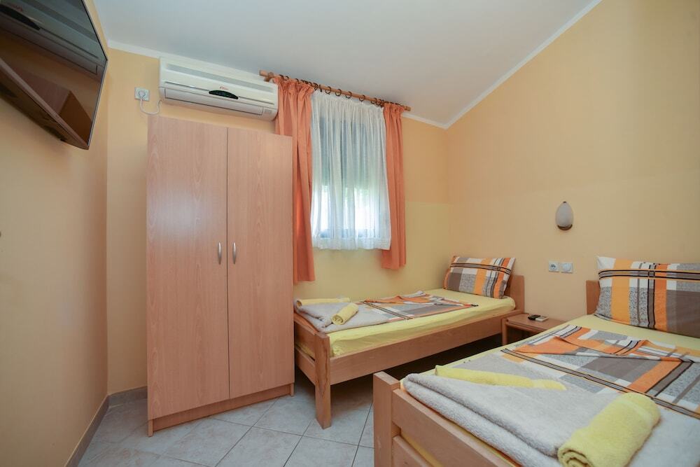 Петровац: Apartments Calenic