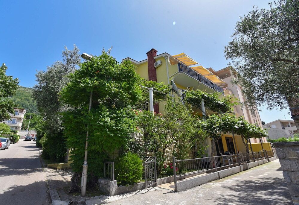 Петровац: Apartments Calenic