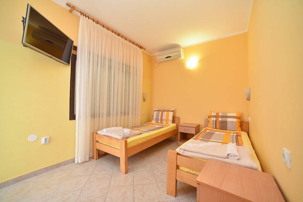 Петровац: Apartments Calenic