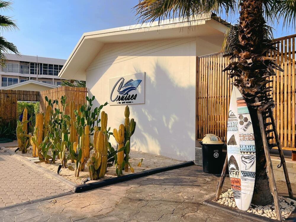 Клаенг: Cruises the Pool Access