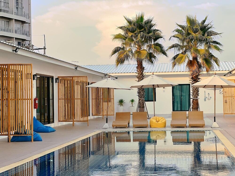 Клаенг: Cruises the Pool Access
