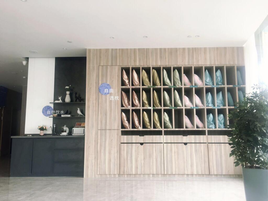 Ляньюньган: Hanting Premium Hotel Donghai County Government