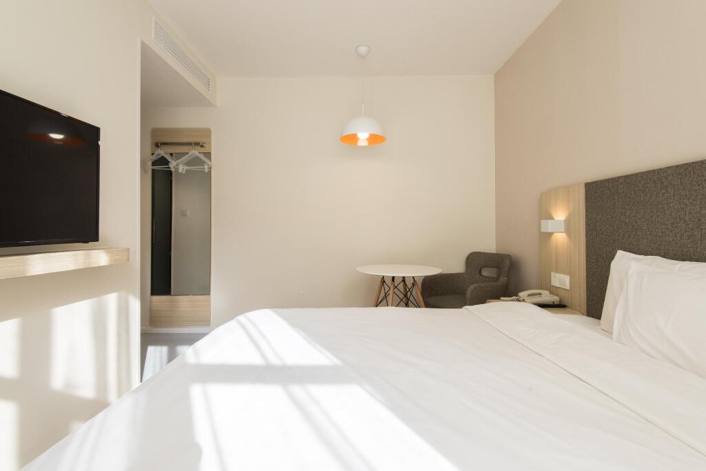 Синин: Hanting Hotel Xining Railway Station Qiyi Road