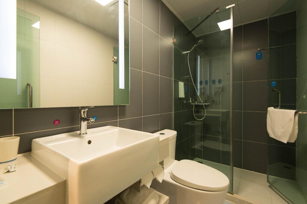 Синин: Hanting Hotel Xining Railway Station Qiyi Road
