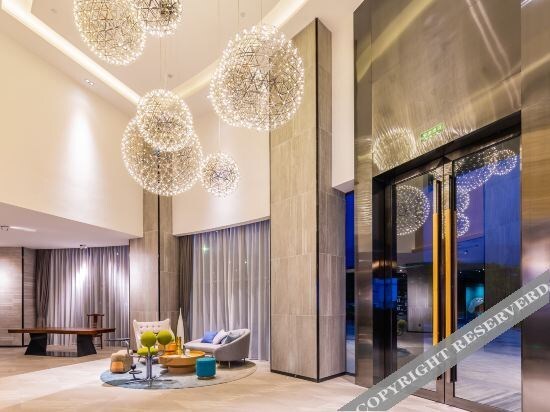 Чжаоцин: in Now Panorama Hotel (Seven Star Cave East Gate)