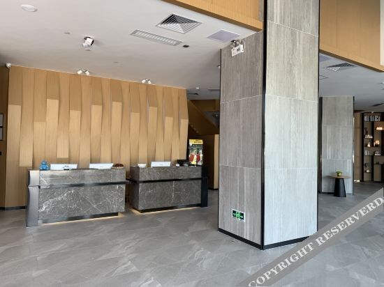 Чжаоцин: in Now Panorama Hotel (Seven Star Cave East Gate)