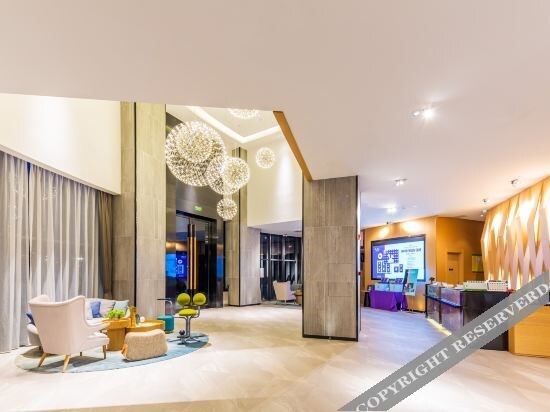 Чжаоцин: in Now Panorama Hotel (Seven Star Cave East Gate)