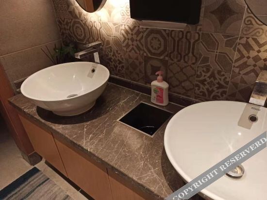 Чжаоцин: in Now Panorama Hotel (Seven Star Cave East Gate)