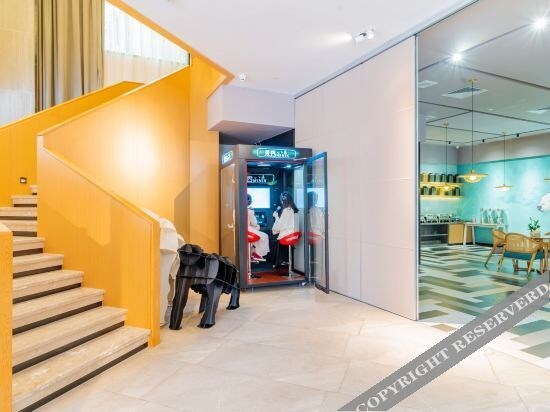 Чжаоцин: in Now Panorama Hotel (Seven Star Cave East Gate)