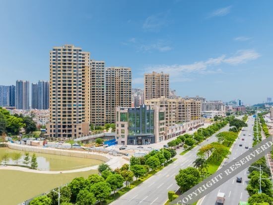 Чжаоцин: in Now Panorama Hotel (Seven Star Cave East Gate)