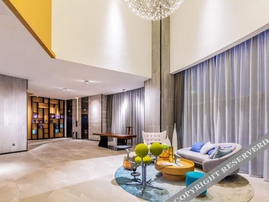 Чжаоцин: in Now Panorama Hotel (Seven Star Cave East Gate)