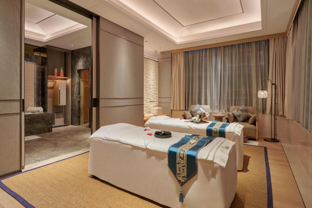 Гуанчжоу: Sheraton Guangzhou Panyu - Free shuttle bus and overseas buyers' registration counter during Canton Fair Period
