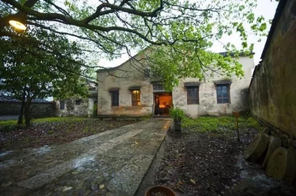 Хуаншань: Pig S Inn Old Oil Factory