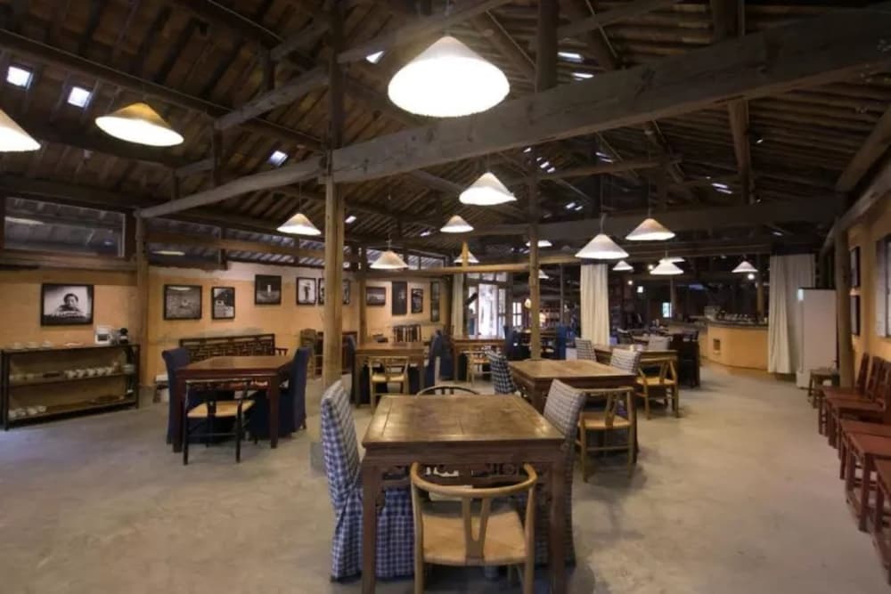 Хуаншань: Pig S Inn Old Oil Factory