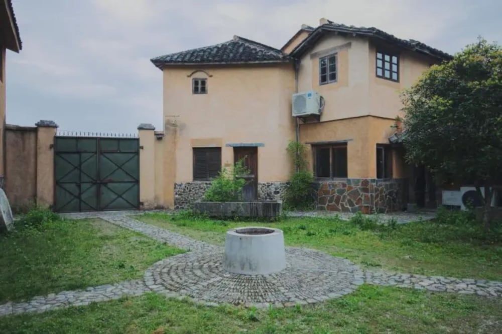 Хуаншань: Pig S Inn Old Oil Factory