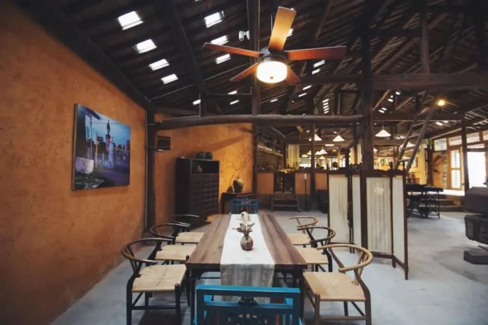 Хуаншань: Pig S Inn Old Oil Factory