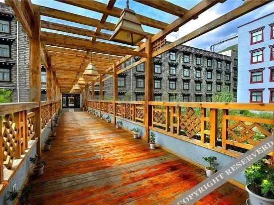 Шангри-Ла: Yading Yizhan Hotel