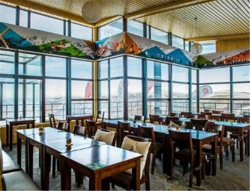 Чжанцзякоу: Zhangjiakou Dolomiti White Birch Hotel