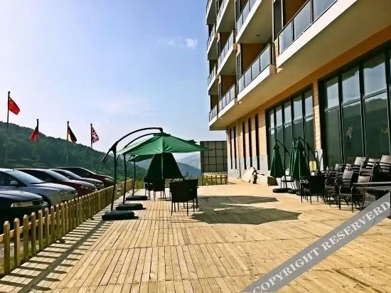 Чжанцзякоу: Zhangjiakou Dolomiti White Birch Hotel
