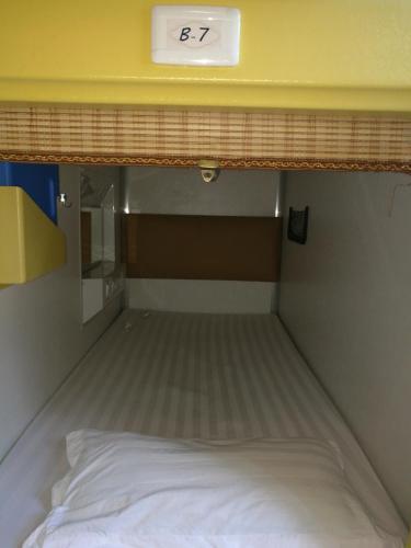 Шангри-Ла: 9 Space Capsule Youth Hostel
