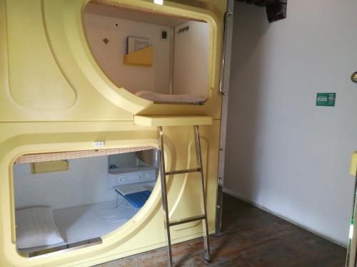 Шангри-Ла: 9 Space Capsule Youth Hostel