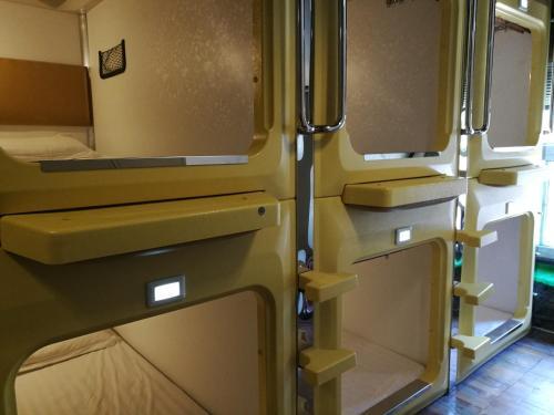 Шангри-Ла: 9 Space Capsule Youth Hostel