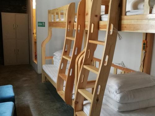 Шангри-Ла: 9 Space Capsule Youth Hostel