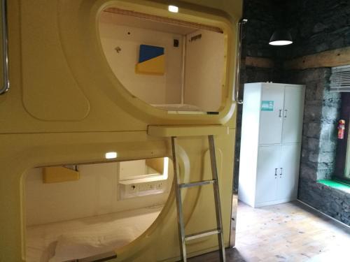 Шангри-Ла: 9 Space Capsule Youth Hostel
