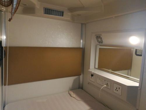 Шангри-Ла: 9 Space Capsule Youth Hostel