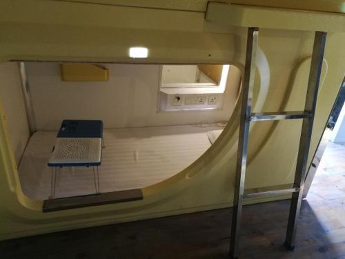 Шангри-Ла: 9 Space Capsule Youth Hostel