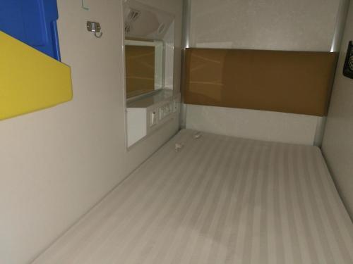 Шангри-Ла: 9 Space Capsule Youth Hostel